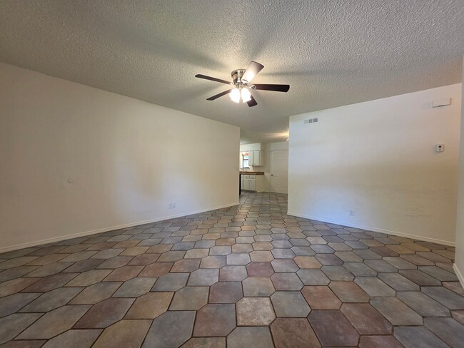 Building Photo - 3 bedroom home in Tecumseh!
