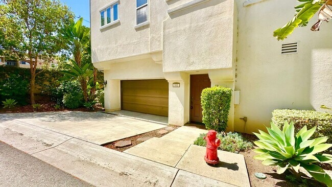 Foto del edificio - Beautiful, Newer, Townhome with Attached 2...
