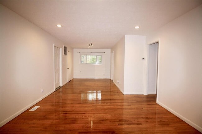 Building Photo - 520 N Hale St