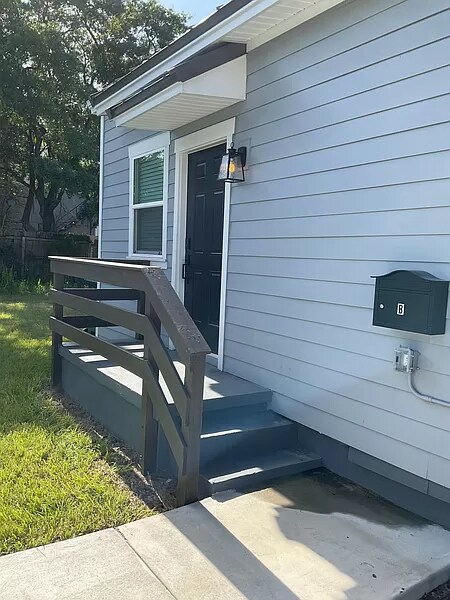 Building Photo - 1906 N Mitchell Ave