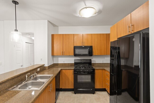 Building Photo - 2 Bed/2 Bath Condo available at Union Square!