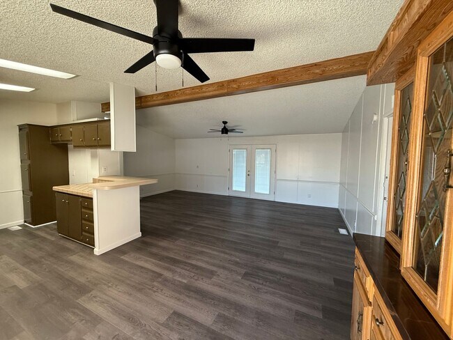 Foto del edificio - Large Remodeled Doublewide with 2 Car Garage.