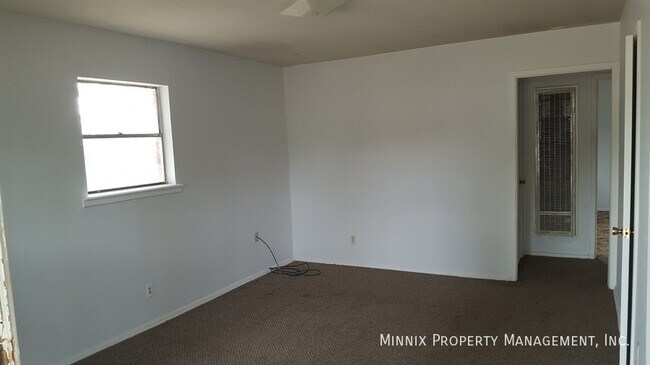 Building Photo - 701 W 4th St