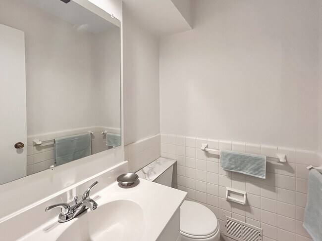 Foto del edificio - Stunning views. Serene atmosphere. Superb Edina. 3 Large Bedrooms (All on Upper Floor)!