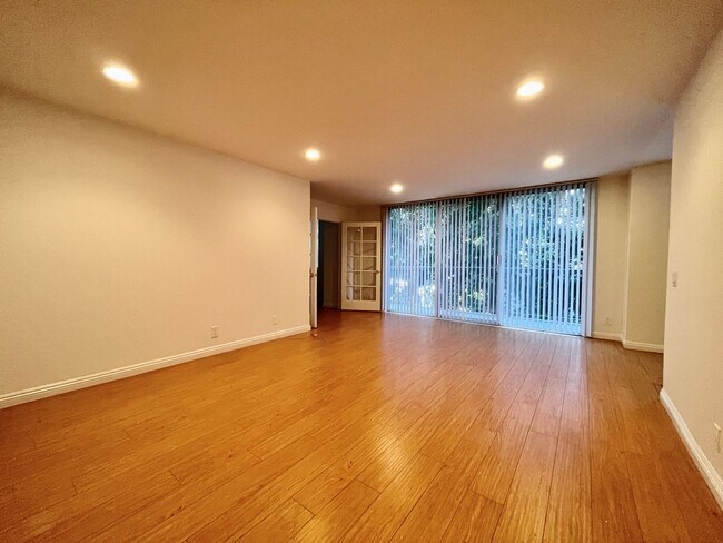 Foto del edificio - Charming, Light and Bright Wilshire Selby East with a spacious floor plan