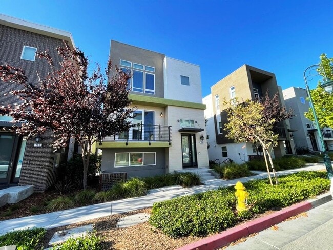 Building Photo - 168 Llano de los Robles Ave