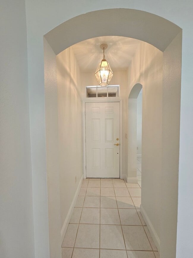 Building Photo - 2 Bedroom, 1.5 bath townhome in gated comm...