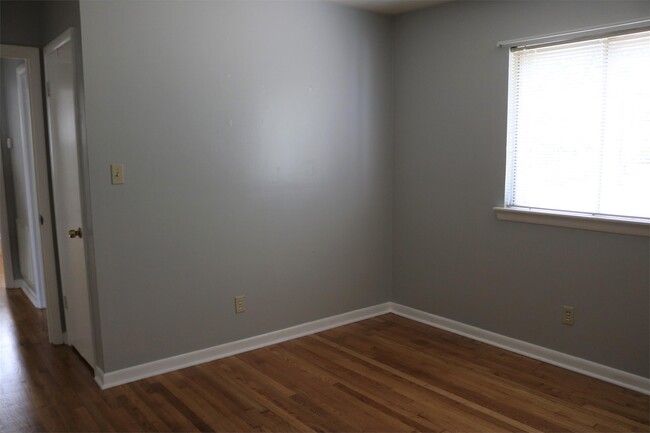 Building Photo - 1115 Cranbrook Dr