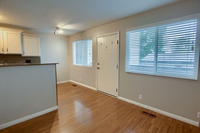 Foto del edificio - Stunning Condo Unit In Prime Location!