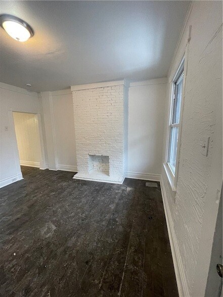 Foto del edificio - 128 S Spring Ave