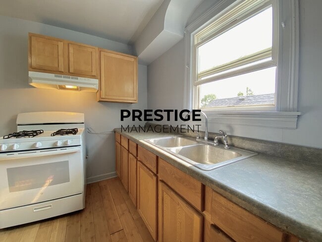 Building Photo - Spacious 2BD Apartment With Den