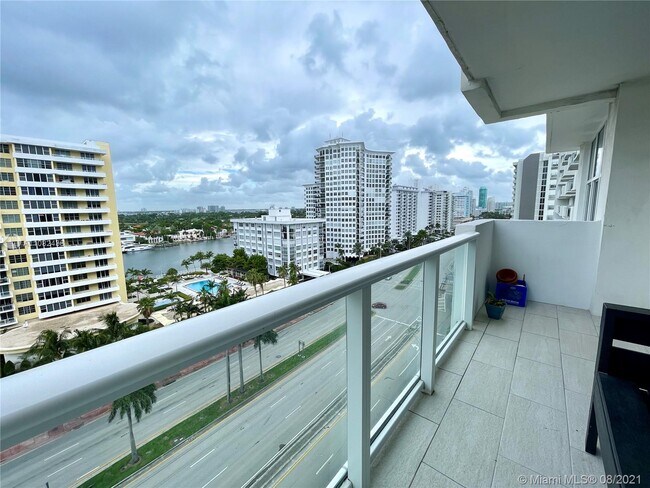 Foto del edificio - 5601 Collins Ave
