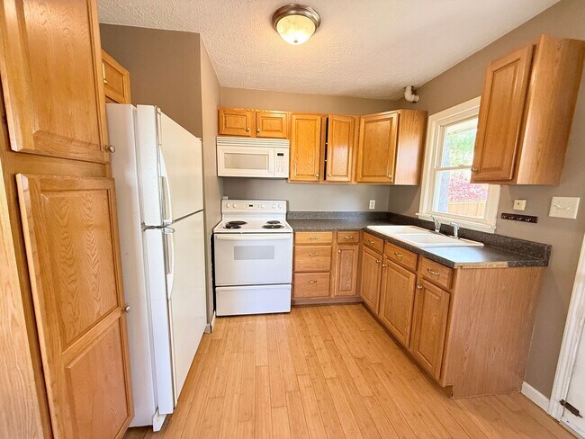 Foto del edificio - Charming 2-Bedroom Home Near Illinois State University