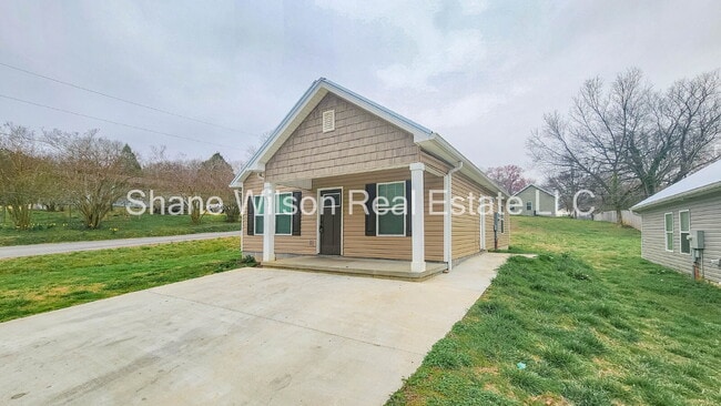 Building Photo - Newly built, spacious open floor concept 3-bedroom 2 bath.  Corner lot and conveniently located j...