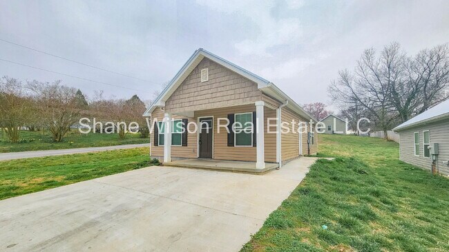 Foto del edificio - Newly built, spacious open floor concept 3-bedroom 2 bath.  Corner lot and conveniently located j...