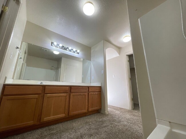 Building Photo - Two story 3 bedroom!