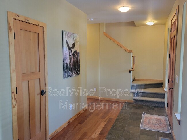 Building Photo - 2950 SW Cascade Vista Dr