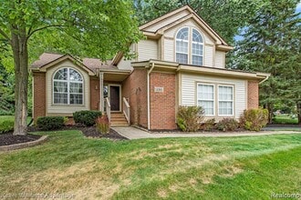 Building Photo - 130 Lakeshore Pointe Dr