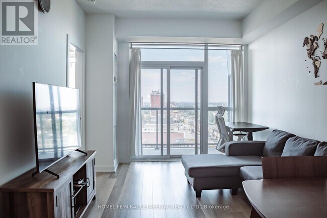 Photo du bâtiment - 1603 Eglinton Ave W