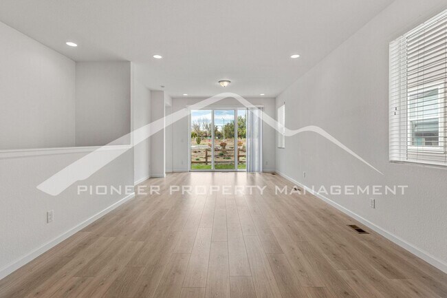 Building Photo - Gorgeous Home with Washer/Dryer and Fenced...