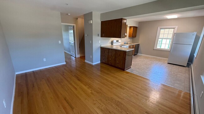 Foto del edificio - 2 BR with hardwood, private entrance/deck,...