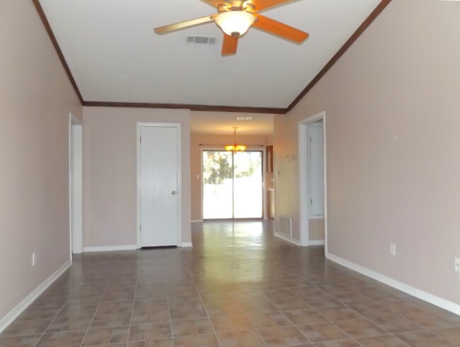 Foto del edificio - -Bed, 1.5-Bath Duplex in Bellview with Garage, Indoor Laundry, and Private Fenced Backyard