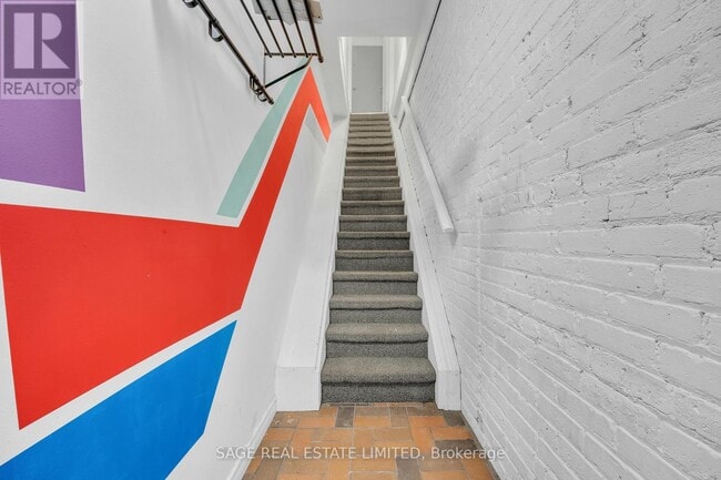 Photo du bâtiment - 1108 St Clair Ave W