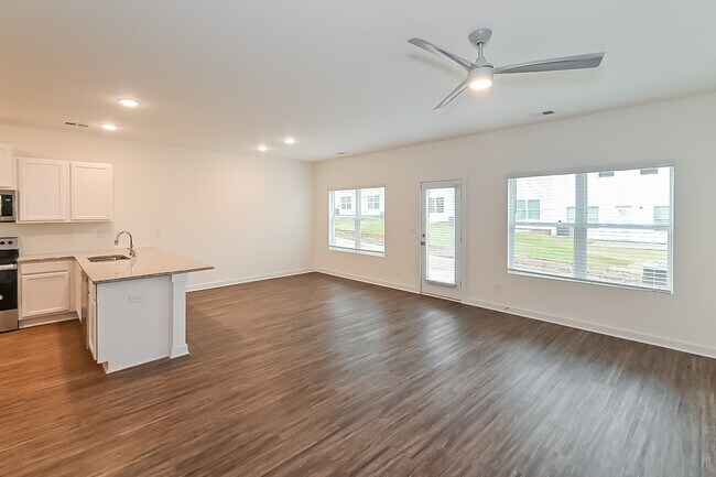 Foto del edificio - 585 The Heights Ln