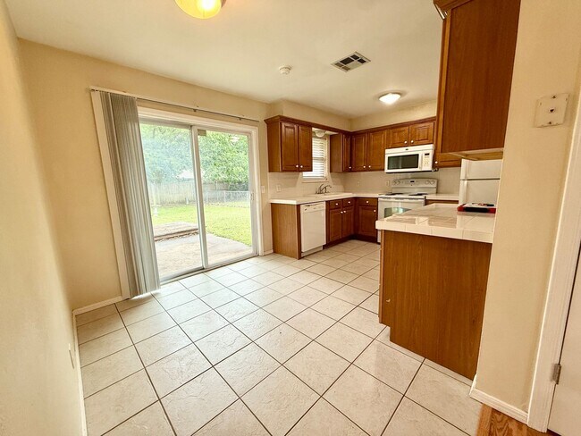 Building Photo - Cute Home w/Great Yard!