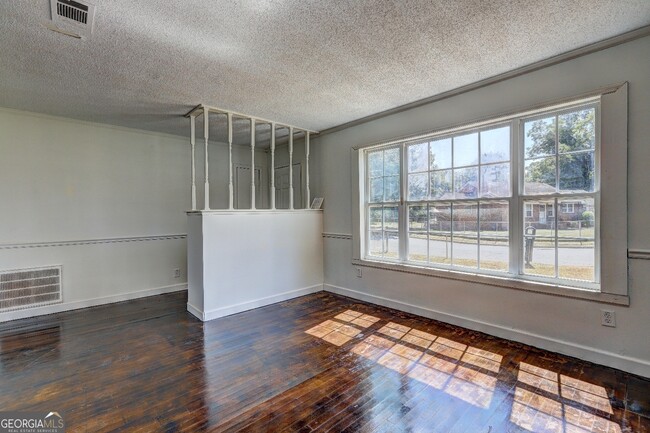 Building Photo - 509 Lynmore Cir