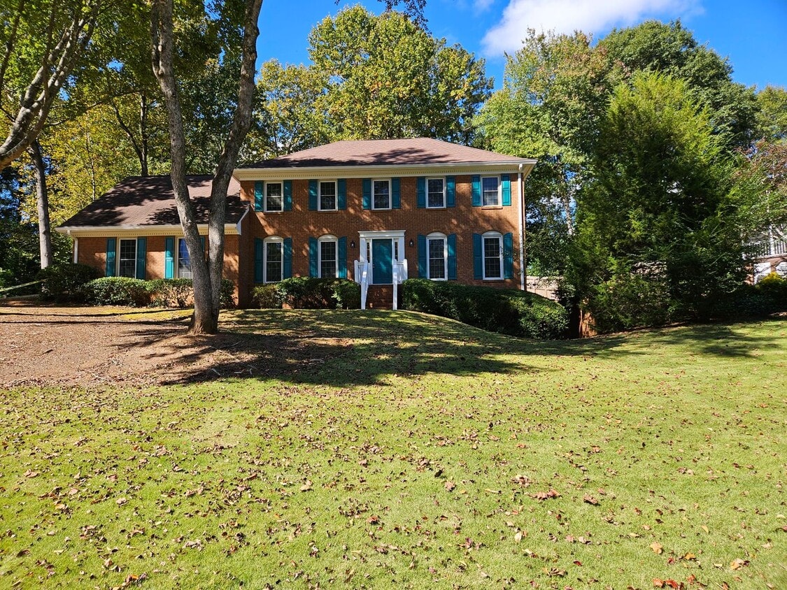 Primary Photo - Beautiful 5 bed 2.5 bath home located in E...