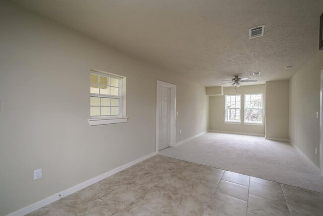 Living room - 305 Albert St
