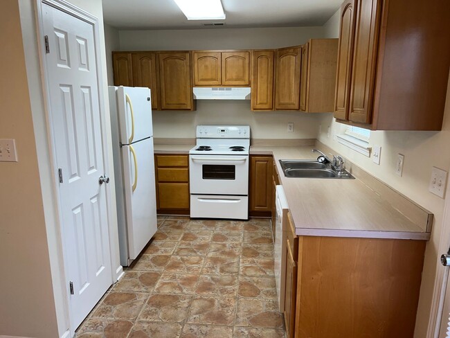 Foto del edificio - N Iredell Area - 3 BR / 2.5 BA + 2-car Garage