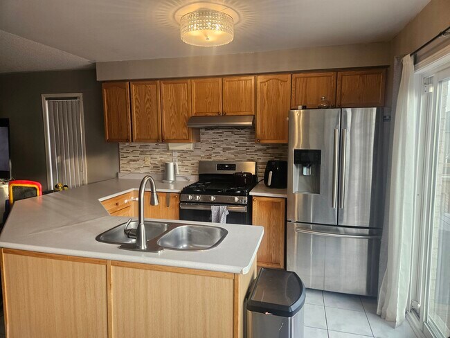 Photo du bâtiment - 3 Bedroom 3 Bath - Semi Detached - Mavis & 407 $2800