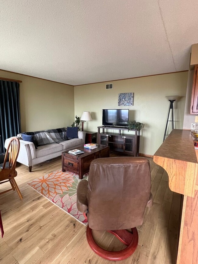 Foto del edificio - 2607 W 12th Street - Available May 8th - Short Term Rental Through October