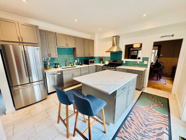 Building Photo - Charming 4-Bed Home with Granite Touches & Hardwood Elegance in Minneapolis!