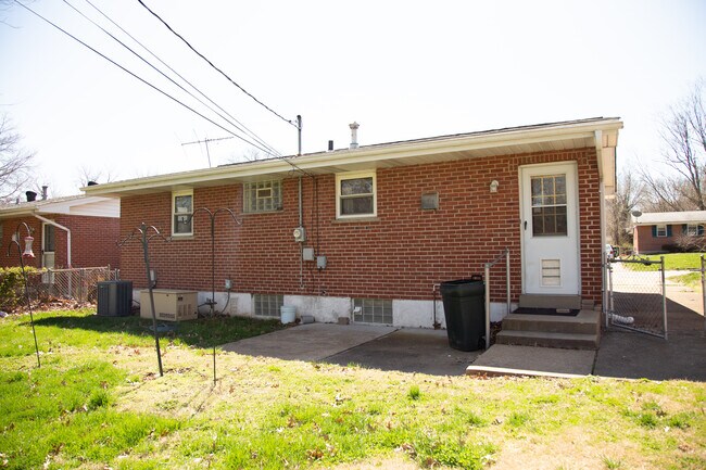 Building Photo - 1371 Cove Ln