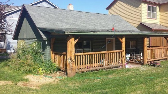Building Photo - Charming Cabin for Rent in Central Location!