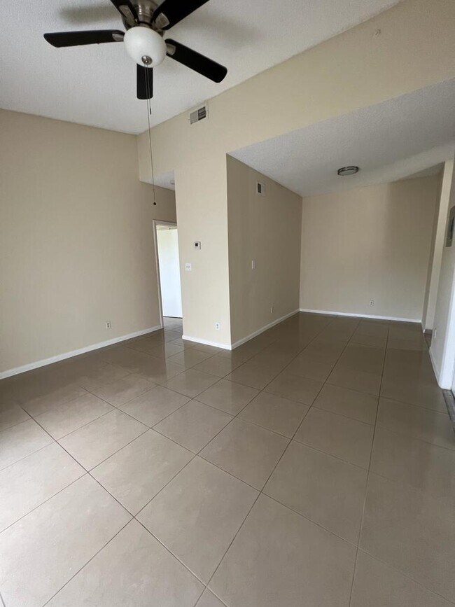 Foto del edificio - 611 Cypress Lake Blvd