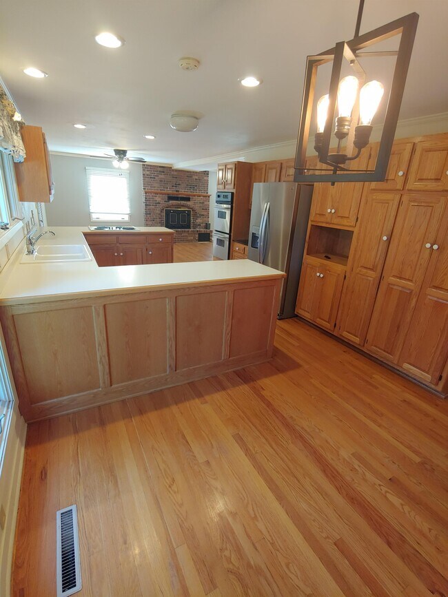 Building Photo - 801 Twin Lakes Dr