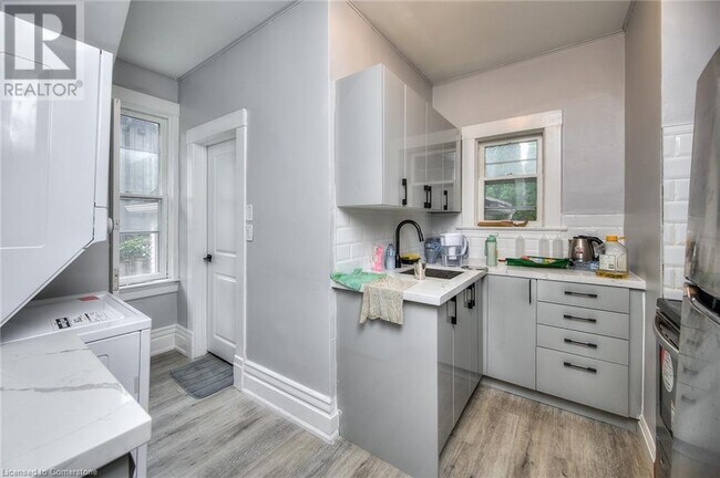 Photo du bâtiment - Main Floor 2-Bed in Kitchener | $2149 ALL-INCLUSIVE | Private Laundry & Parking