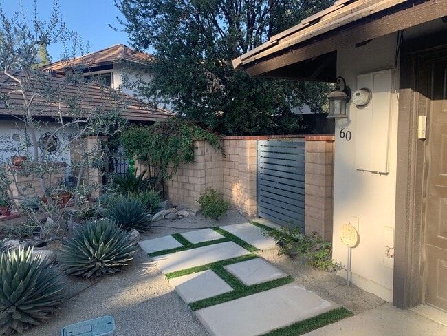 Building Photo - Beautiful 3 Bedroom / 3 Bathroom Townhouse...