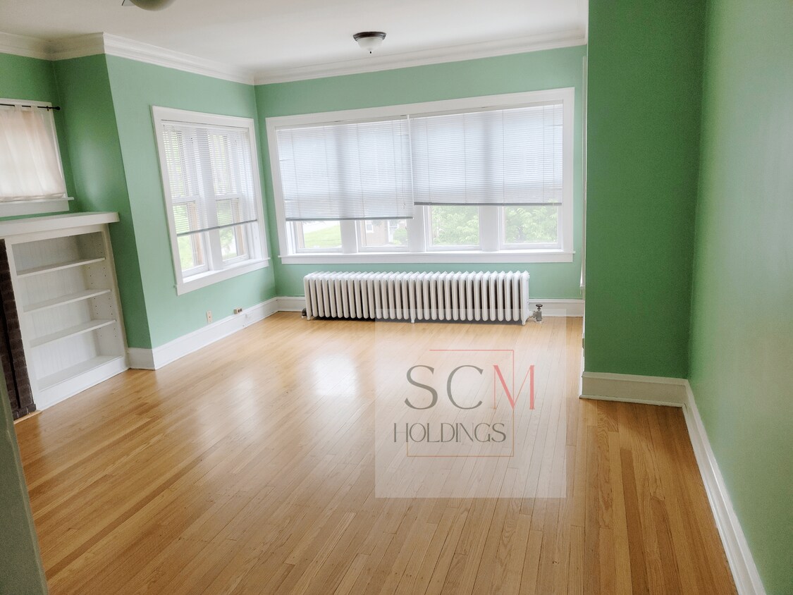 Living - 2226 Greenwood St