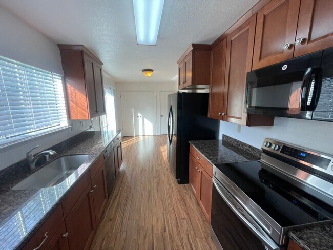Foto del edificio - Large three-bedroom condo with huge Living...