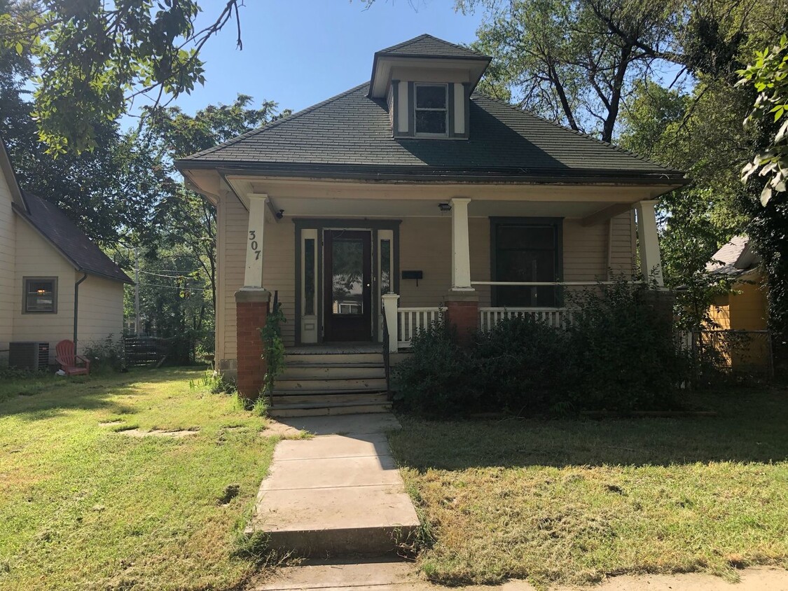 Primary Photo - $775 - 2 bed 1 bath - Single Family Home