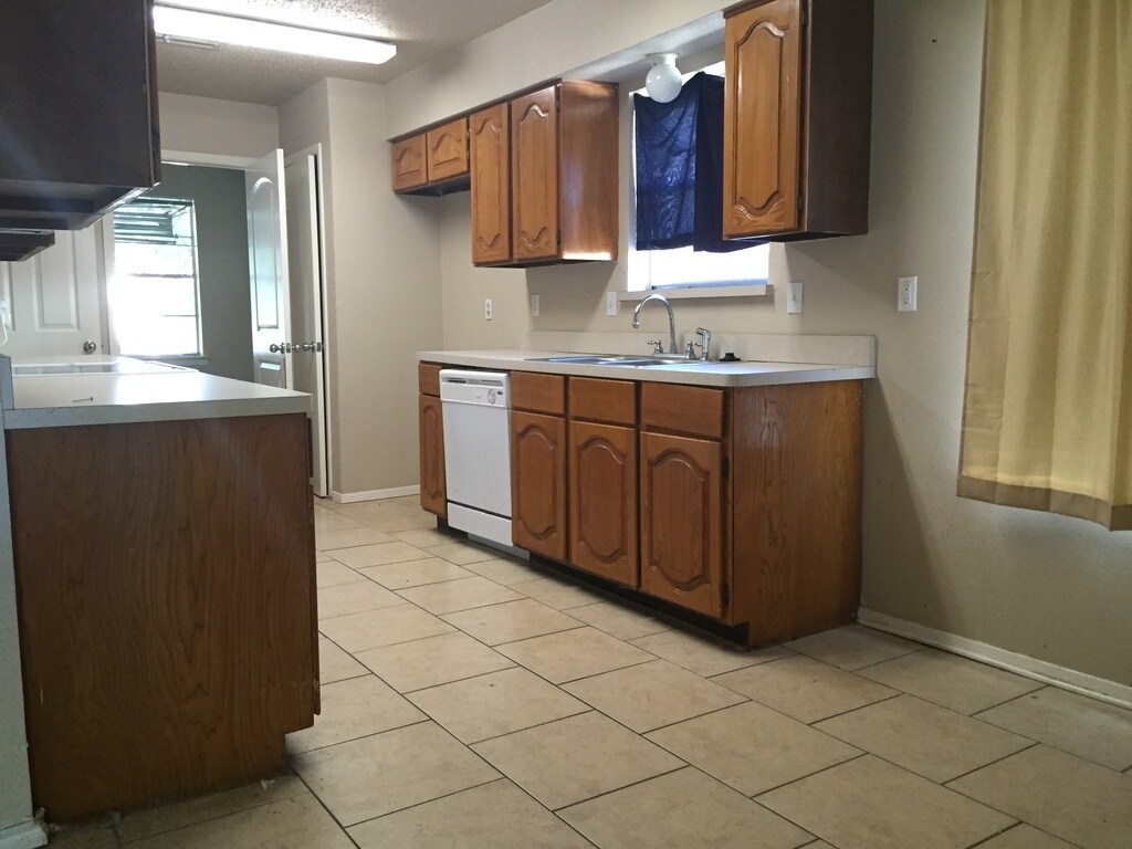 Foto del edificio - 2912 Emerald Dr