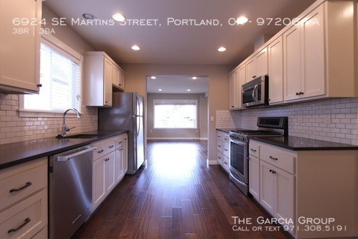 Building Photo - 6924 SE Martins St