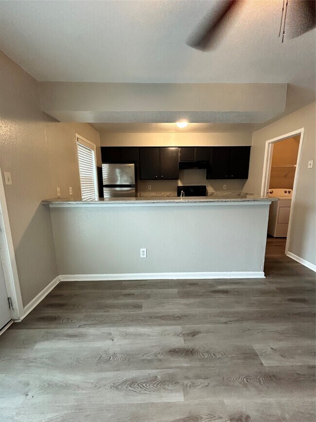 Building Photo - 3901 Woodchase Dr