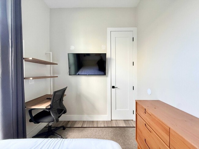 Building Photo - Furnished room/NOT APARTMENT