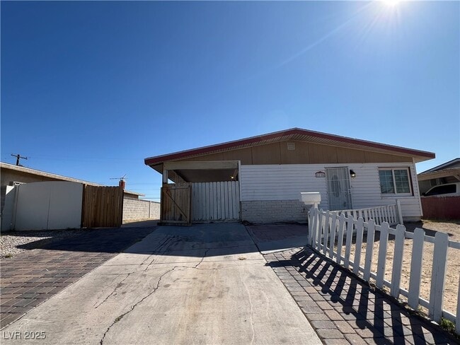Building Photo - 1128 Greenway Dr